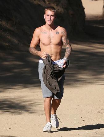 Justin Bieber bez koszulki