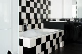 Czarna i biała glazura: szachownica w łazience