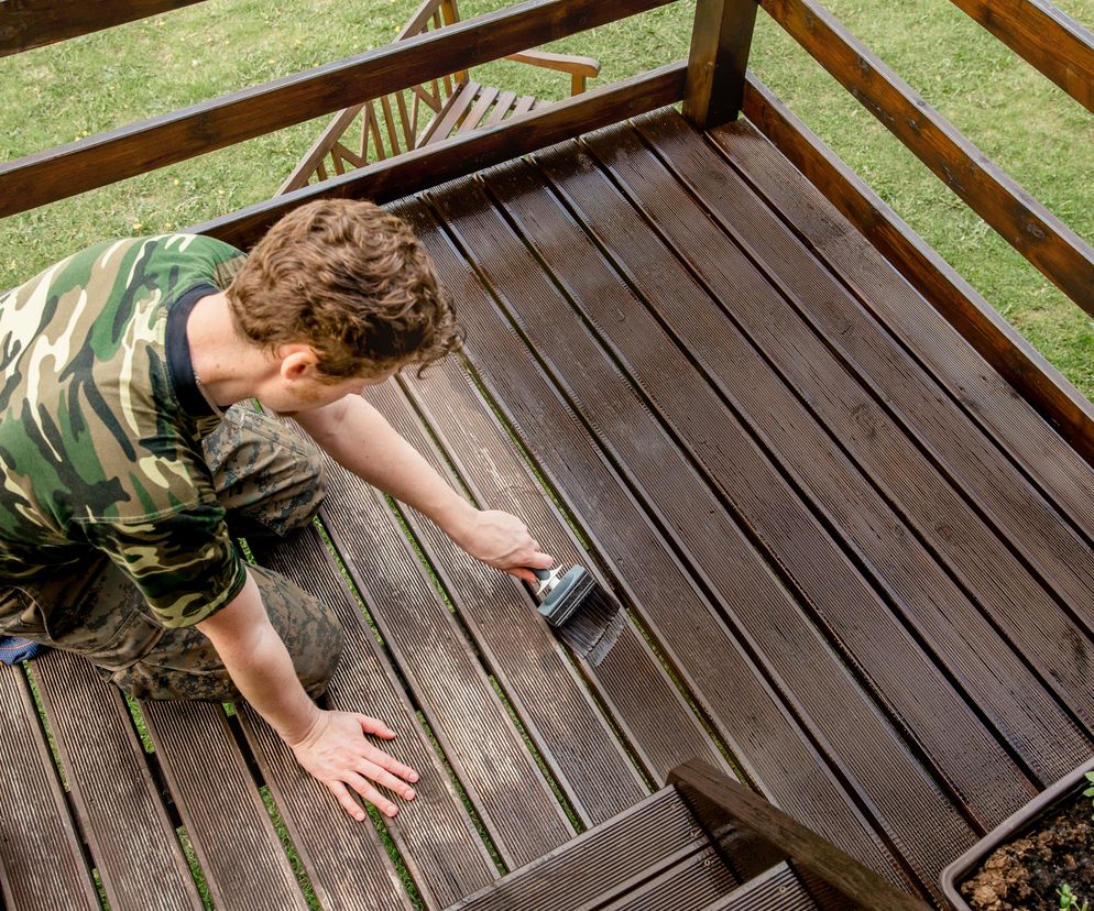 Odnowa drewna krok po kroku: wybierz odpowiedni preparat i ciesz się pięknym tarasem i ogrodem