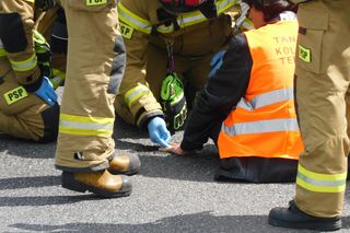 Ostatnie Pokolenie znowu to zrobiło! Przykleili się do asfaltu na trasie S8