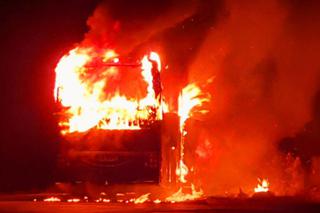 Wielki pożar na Targówku. Spłonął autokar