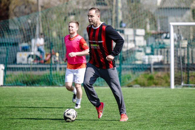 Karol Nawrocki gra w piłkę