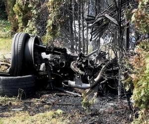 Auto uderzyło w drzewo i stanęło w płomieniach. Spłonęły trzy osoby!