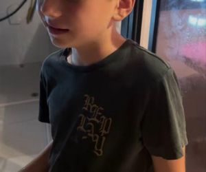 Egzotyka wg Rutkowskich. Krzysztof junior zajada robaki jak chipsy