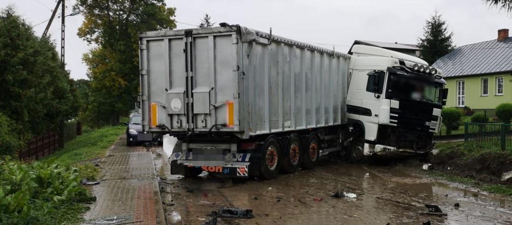 Tragiczny wypadek w powiecie zamojskim. Kierowca busa zginął po zderzeniu z TIR-em