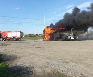 Spłonął autobus 15-osobowej rodziny zastępczej z Zabrza. Jest szczęśliwy finał