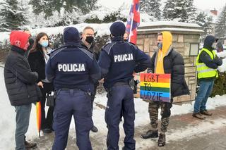 „LGBT to ludzie”. Uliczny protest przed kościołem. Interweniowała policja [WIDEO]