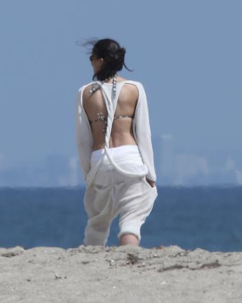 Michelle Rodriguez na plaży w Malibu