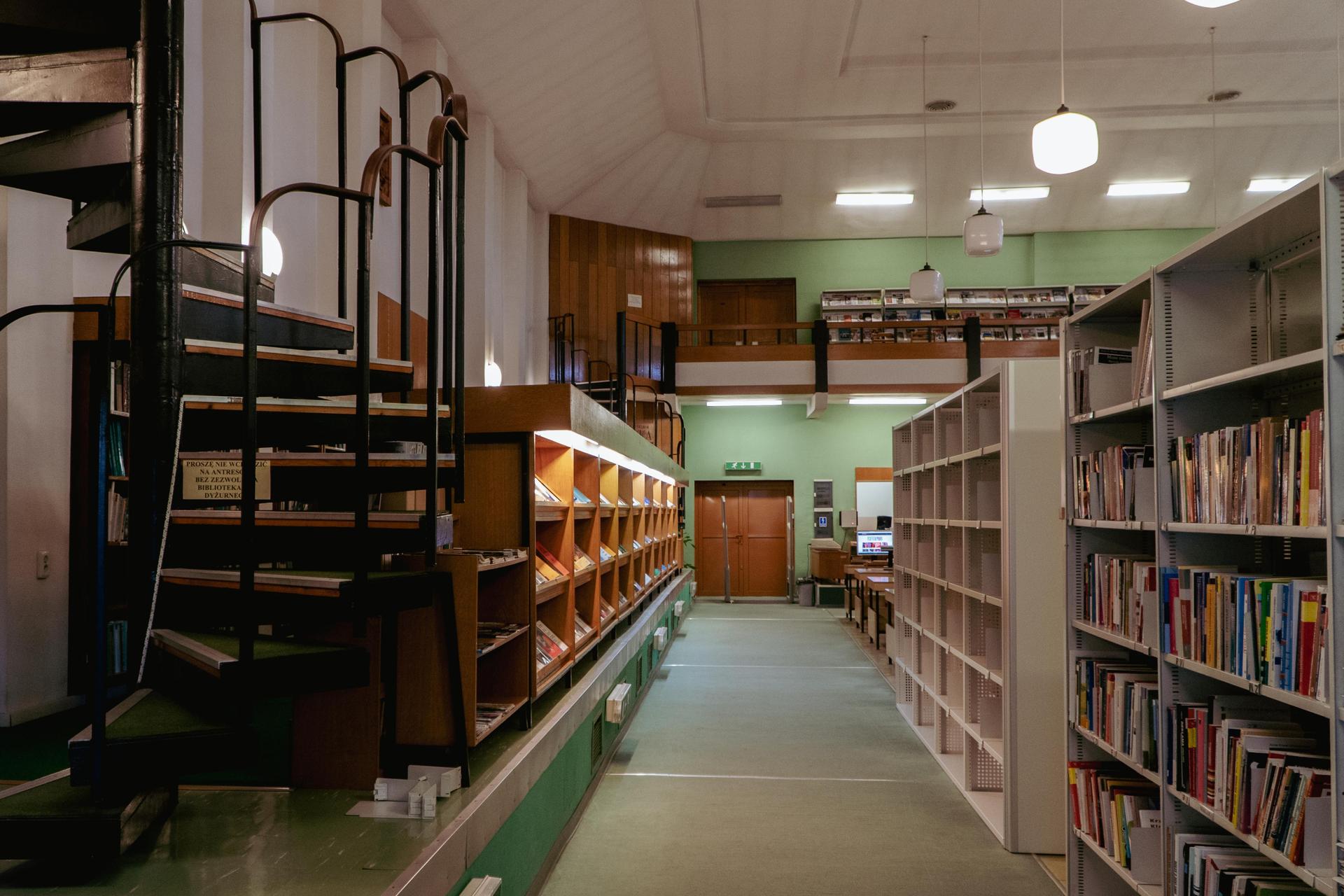 Biblioteka Uniwersytetu Opolskiego - zdjęcia. Zobacz zachowane wnętrza z lat 70.