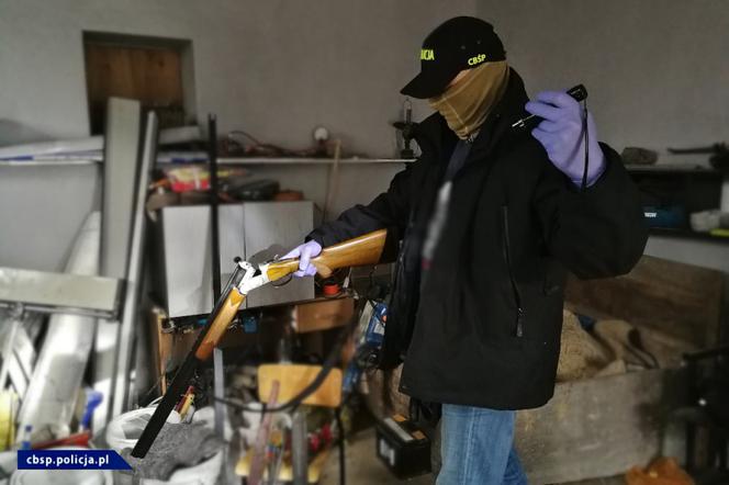WIELKA AKCJA CBŚP. Gangsterzy zatrzymani za posiadanie i handel bronią