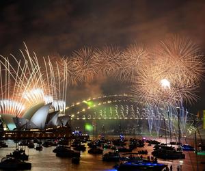 Australia już powitała 2024 rok. Pokaz fajerwerków na Sydney Harbor Bridge