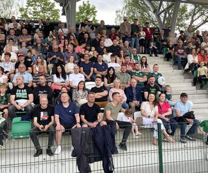 Kibice na otwarciu stadionu w Starachowicach
