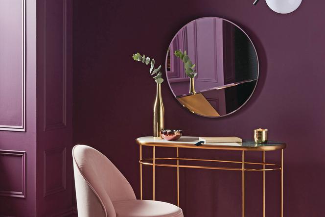 Aranżacja ze ścianami w kolorze głębokiego fioletu marki Swoon