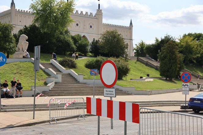 Przed sobotnim koncertem trwa budowa sceny na pl. Zamkowym w Lublinie