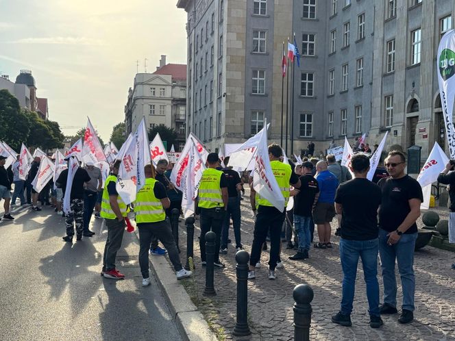 Paraliż w Katowicach. Rozpoczął się protest górników i hutników. "Stal się hartuje, a rząd ją rujnuje"