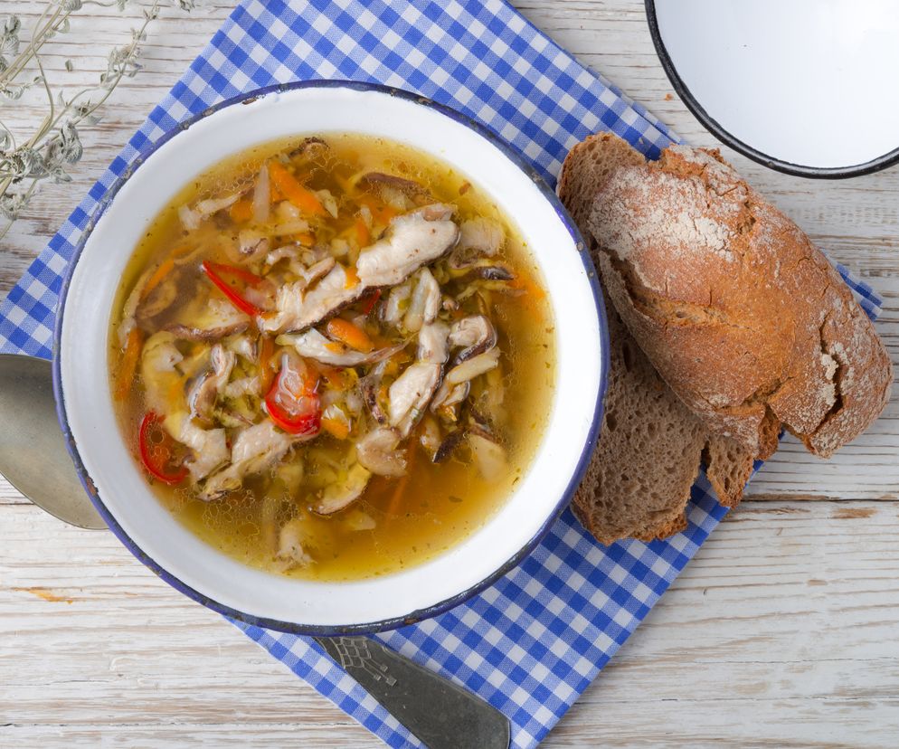 Diabelska zupa z kani czubajki: jak zrobić pikantną grzybową z kani