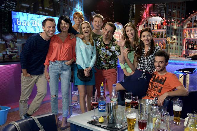 Pierwsza miłość. Radek (Mateusz Banasiuk), Jowita (Joanna Opozda), Mikser (Błażej Michalski), Luiza (Klaudia Halejcio), Daria (Andżelika Kujawiak), Błażej (Paweł Krucz), Aśka (Paulina Gałązka), Kaśka