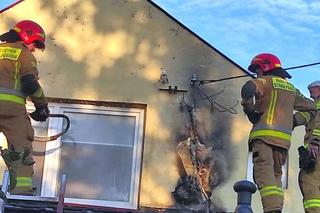 Błysk, huk i ogień! Groźny pożar przy trasie, jeden z pasów zablokowany