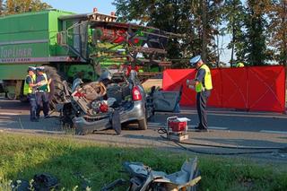 Czołówka osobówki z kombajnem. Jedna osoba nie żyje