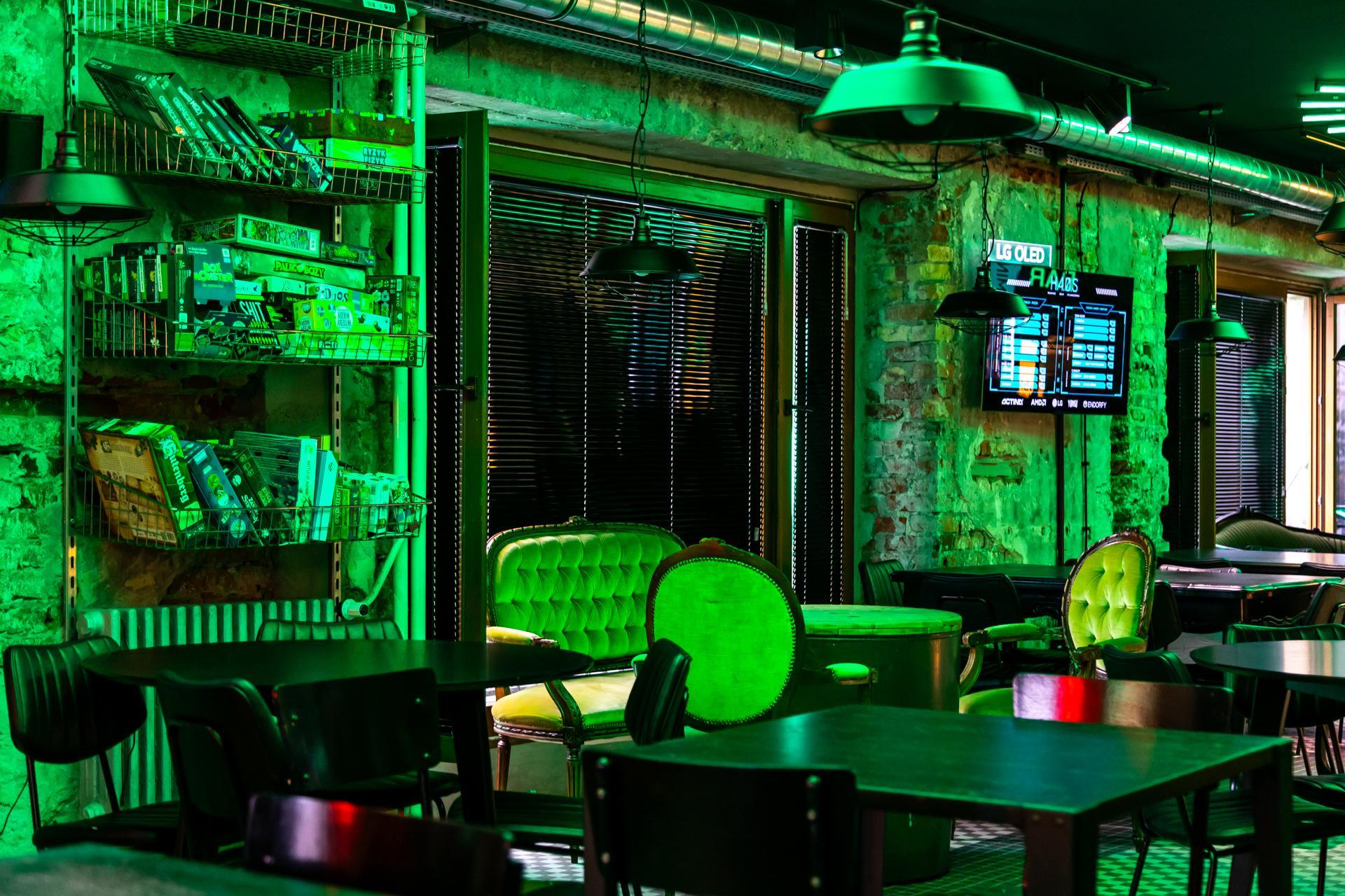 Pub H.4.0.S. Warszawa – ekran na ścianie