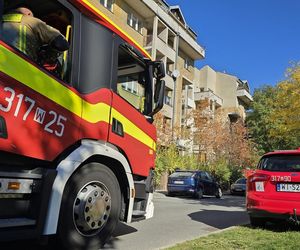 Pilna akcja służb na Ursynowie w Warszawie. Podczas rozbiórki budynku uszkodzono blok. Ewakuacja mieszkańców