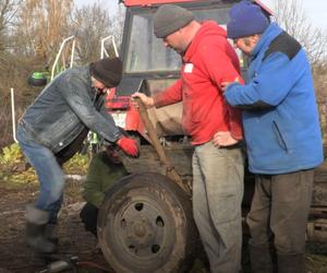 Rolnicy. Podlasie. Gienek próbuje wyciągnąć rzepkę z ziemi. Siłuje się jak w wierszu Tuwima