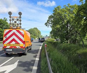 Peugeot i nissan roztrzaskane na drodze. Dramatyczny wypadek pod Sochaczewem 
