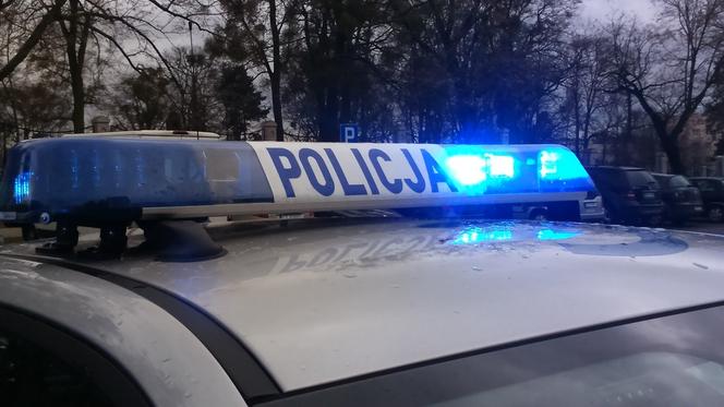 Policjantka z Inowrocławia pomogła seniorowi, który siedział na przystanku