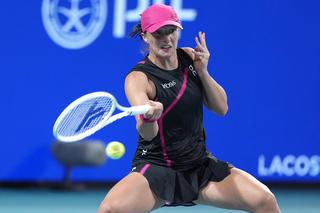 Bezradna Iga Świątek rozbita przez Aleksandrową w Miami Open! Do tego to łapanie się za łokieć [WIDEO]