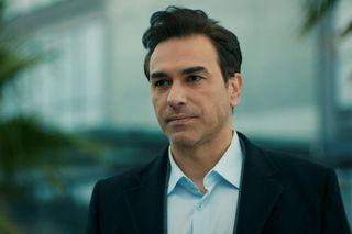 Dziedzictwo odcinek 779: Nedim widzi, jak Nana ociera łzy z policzka Yamana. Jest wściekły. Postanawia jak najszybciej ich rozdzielić