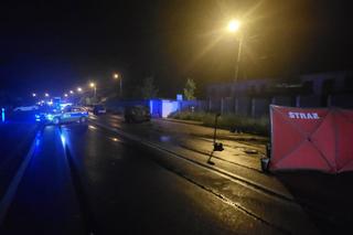 Śmiertelny wypadek pod Opocznem! 21-latek huknął w dom i wyleciał z BMW [ZDJĘCIA]