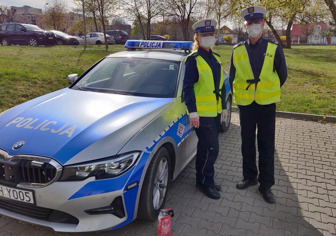 Policjanci wydostali kierowcę z płonącego auta