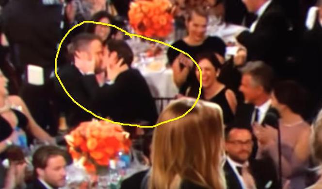 Ryan Reynolds i Andrew Garfield - pocałunek na gali Złote Globy 2017