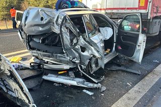 Wstrząsający wypadek pod Żyrardowem. Skoda zmiażdżona między dwoma tirami