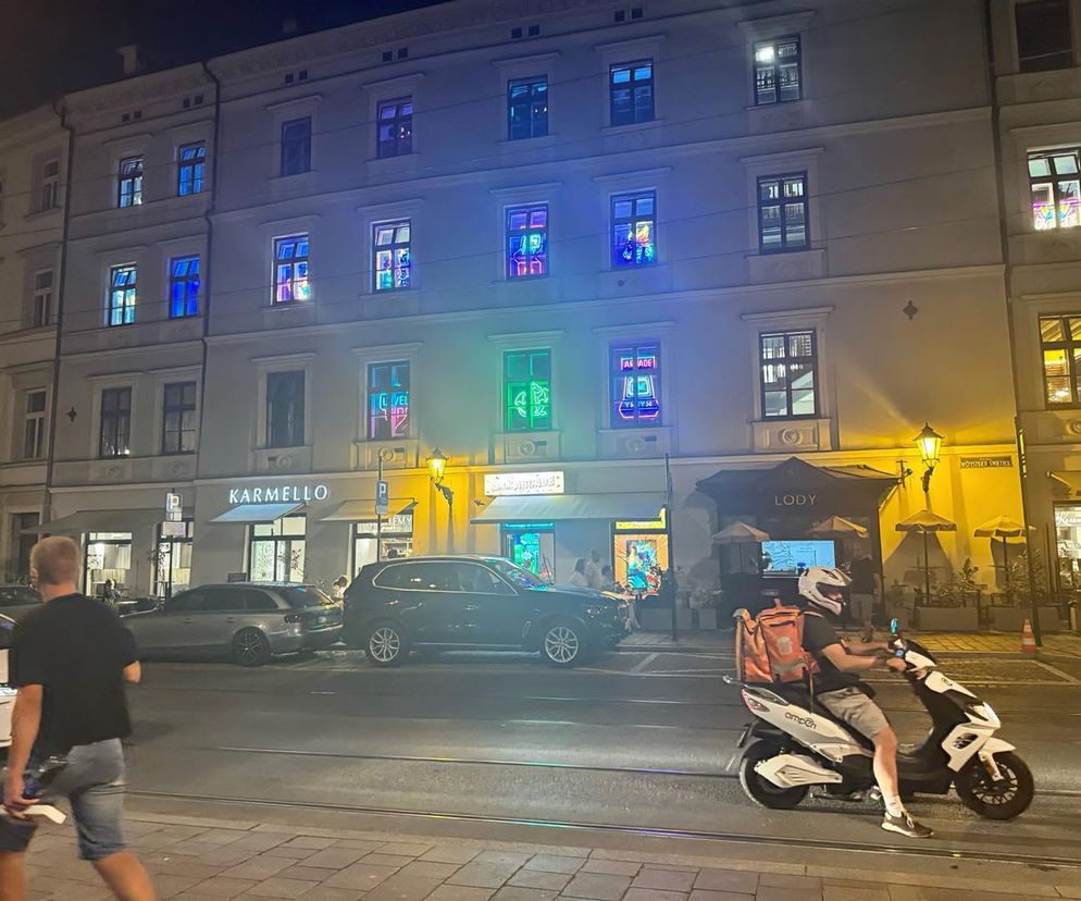 Jakbym był w Vegas. Prezydent Krakowa reaguje na nielegalne, neonowe iluminacje przy rynku