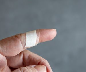 Gencjana farbuje, woda utleniona szczypie, oktenidyną straszą. To co na zranienia?