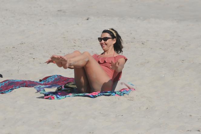 Anna Popek. Pręży piersi na plaży