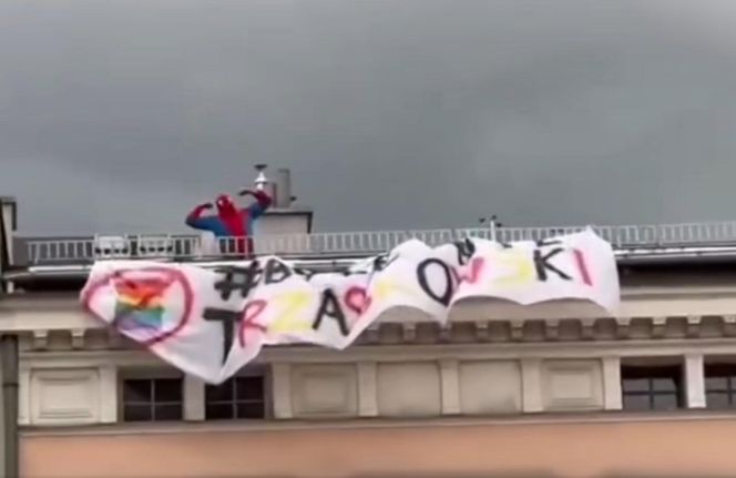 Szok w Gliwicach. Dwóch Spider-Manów rozwiesiło na dachu baner "Byle nie Trzaskowski"