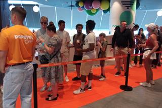 Pierwszy Popeyes w Polsce otwarty! Na pomarańczowym dywanie duża kolejka [ZDJĘCIA]