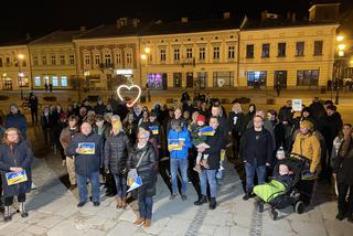 Nowy Sącz solidarny z Ukrainą. Manifestacja na Rynku [ZDJĘCIA, FILM]