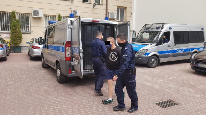 Napadli w toalecie na stacji metra i próbowali okraść