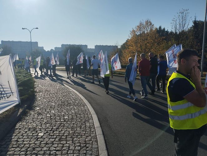 Protest górników w Jastrzębiu-Zdroju. Blokują kluczowe rondo i główne drogi