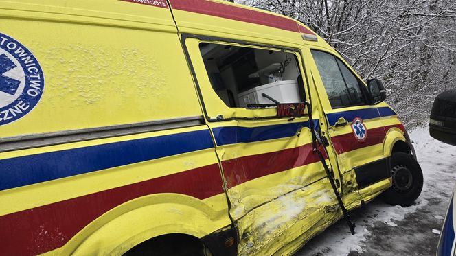 Zderzenie karetki pogotowia z samochodem dostawczym pod Warszawą. Ambulans zjechał na przeciwległy pas