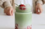 Nie tylko matcha latte. Podpowiadamy, jak jeszcze wykorzystać tę herbatę w kuchni