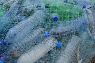 TURNIEJ ŁOWIENIA PLASTIKU - za sieci pełne śmieci dostali więcej, niż za ryby!