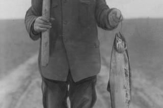 Rybak Lica z Wielkiej Wsi Hallerowo ze złowionym łososiem.