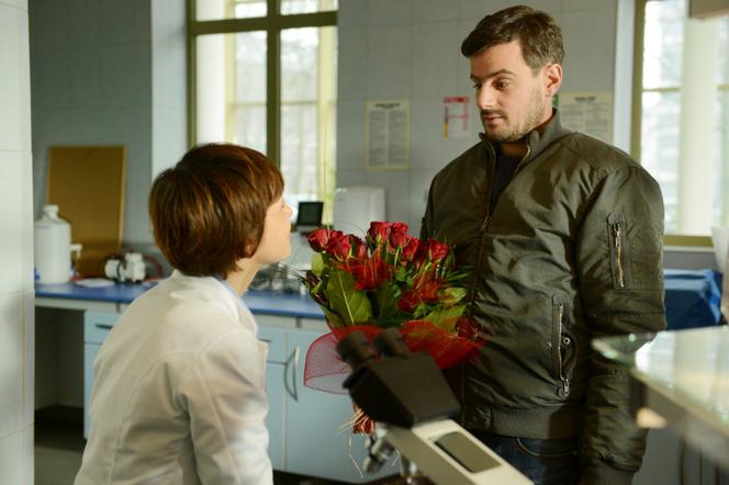 Komisarz Alex 5 sezon odcinek 60 (odc. 8). Michał Orlicz (Antoni Pawlicki), Kinga Iskierka (Magdalena Turczeniewicz)