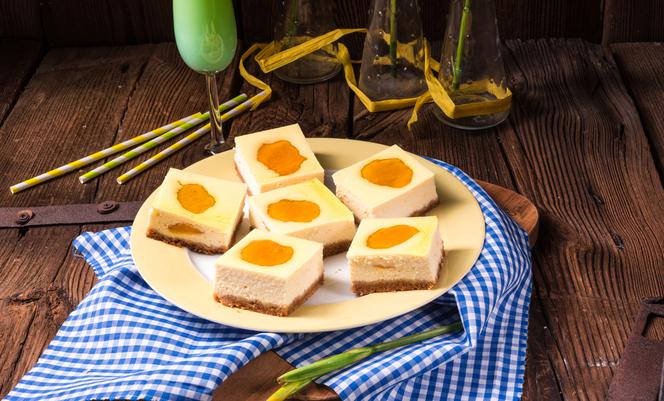 Ciasto jajko sadzone - przepis na efektowny sernik z brzoskwiniami