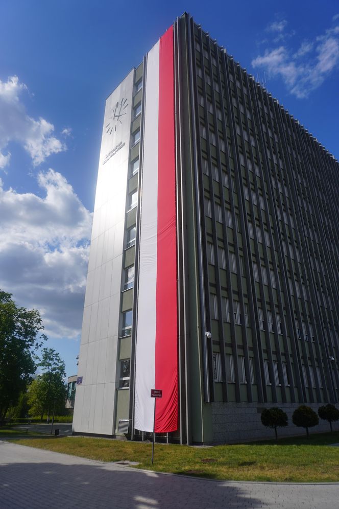 Biało-czerwona flaga na Urzędzie Wojewódzkim w Kielcach