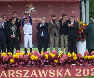 Trzaskowski w kaszkiecie na wyścigach konnych